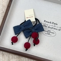 Détail d'élastiques à cheveux avec nœud en denim et cerises en velours rouge foncé - Élastiques à Cheveux à Nœud