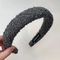 Nahaufnahme eines grauen Strick-Haarreifens mit Hand Made-Etikett und feiner Stoffstruktur - Breites Dunkelgrau (XY-3036)
