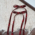 Detail von roten karierten Schleifen-Haarspangen mit langen Bändern aus Tweed - Paar Schleifenclips Mit Bändern