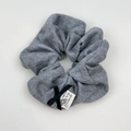 Elastico per capelli in maglia grigia con fiocco in seta nera ed etichetta a mano - Grigio