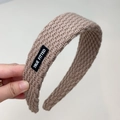 Diadema ancha de punto en color liso para mujer con etiqueta minimalista de True Fitted - Caqui