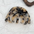 Primer plano de la pinza para el cabello de acetato artesanal con grabado dorado francés - Estilo pulpo / Estilo Pulpo Carey Claro