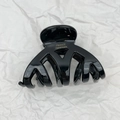 Dettaglio della molletta per capelli in acetato nero con scritta dorata France Handmade - Nero