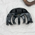 Detalle de la pinza para el pelo de acetato negro brillante con logo France Handmade oro - Estilo pulpo / Estilo Pulpo Negro