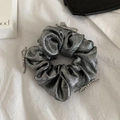 Dettaglio del fiocco di perline argentate su un elastico per capelli grigio metallizzato - Grigio chiaro