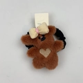 Coletero de oso de peluche marrón con lazo de cuadros amarillos y bordado de corazón - Goma de Pelo de Oso Color Café
