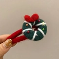 Détail de pince à cheveux couronne de Noël en feutre vert avec poignée en peluche rouge - Beignet Vert