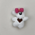 Vista detallada de la pinza de oso de peluche blanco con lazo rosa y detalle de corazón - Clip de Oso Blanco Crema