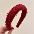 Vista detallada de diadema de tweed rojo oscuro con flecos suaves y textura de punto - Rojo