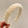 Detalle de diadema de esponja tejida beige gruesa con tejido de flecos texturizados - Blanco Roto