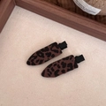 Primer plano de pinzas para el cabello de felpa con estampado de leopardo para mujer - Leopardo Café Oscuro