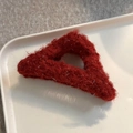 Makroaufnahme einer roten Plüsch-Haarklammer in Dreiecksform mit glitzerndem Silberfaden - Großer Dreieck-Stil