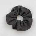 Detail van donkergrijze gestreepte scrunchie met de stoftextuur en een klein zijlabel - Bruin