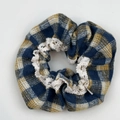 Detail van blauwe en gele geruite scrunchie met wit kant en katoenen textuur - Kant Ruit Haar Scrunchie