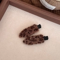 Primer plano de horquillas de felpa con estampado de leopardo y textura de piel sintética - Leopardo de Peluche Marrón