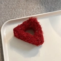 Makroaufnahme einer großen roten Plüsch-Haarklammer mit Silberglitzer und dreieckigem Design - Kleines Dreieck