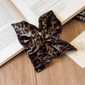 Chouchou rétro en velours à imprimé léopard sur un livre pour coiffure vintage - Léopard Marron