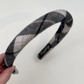 Dettaglio del cerchietto imbottito grigio a quadri con fodera interna antiscivolo - Cerchietto Grigio Stretto