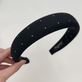 Cerchietto nero con perline a pois bianchi e logo del marchio sul rivestimento interno - Cerchietto / Nero