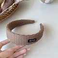 Dettaglio della trama della fascia in maglia marrone caldo con etichetta True Fitted - Cachi