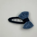 Détail d'un nœud papillon en velours côtelé bleu avec pince BB en métal recouverte de tissu - Pince BB Nœud Bleu
