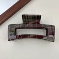 Dettaglio di un grande fermaglio per capelli con motivi scozzesi classici rossi e verdi - Rettangolo Plaid Scuro