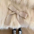 Texture détaillée d'une pince à cheveux nœud en satin beige avec de longs rubans - Blanc Cassé