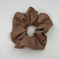 Eleganter gestreifter brauner Stoff-Haargummi mit geraffter Textur und goldenem Etikett - Brauner Haargummi