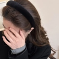 Diadema ancha de terciopelo negro acolchada para un peinado elegante de corona alta - Negro