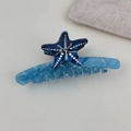 Dettaglio del fermaglio per capelli a stella marina blu in acetato con trama marmorea - Clip a Barra con Decoro Stella Marina / Stile barra blu
