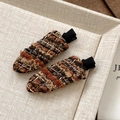 Dettaglio di fermagli per capelli in tessuto tweed vintage nei toni marrone e beige - Marrone