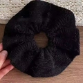 Vista macro del coletero de punto negro con textura plisada suave de alta densidad - Negro