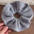 Primer plano de un coletero de punto gris grande y esponjoso con textura suave - Gris