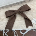 Barrette à cheveux élégante en tricot marron foncé avec nœud rétro sur un fond en tissu doux - Marron