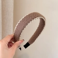 Cerchietto in peluche marrone con bordo bianco ondulato, accessorio invernale imbottito - Marrone