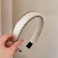 Dettaglio del cerchietto in peluche beige con bordo in maglia marrone e punte protette - Bianco crema con bordo kaki