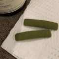 Dettaglio dei fermagli per capelli in lana verde oliva con finitura in tessuto a coste - Verde