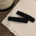 Dettaglio di due fermagli per capelli neri floccati con morbida trama in velluto - Nero e Grigio