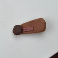 Detalle de una pinza para el pelo de punto marrón con botón y etiqueta de cuero sweet love - Pinza de Pelo de Triángulo Café