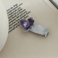 Dettaglio del fermaglio per capelli a iris con cristallo viola su pagina di libro - Fiori Blu Grigio