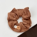 Detail eines Stoff-Haargummis in Caramel mit Holzknopf und gewebtem 'made with love' Etikett - Kaffee Knopf Haargummi