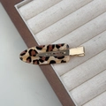 Nahaufnahme der Retro-Haarklammer mit Leopardenmuster aus Acetat und goldener Metallklammer - Helle Schildpatt Nahtlose Haarklammer