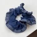 Detail eines Samt-Haargummis mit blauen Kontrastfarben und weichen gerafften Kanten - Blauer Rüschenkante Haargummi
