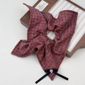 Dettaglio fermaglio per capelli a quadri rossi e grigi con fiocco nero e cuore di cristallo - Foulard per capelli a quadretti rossi