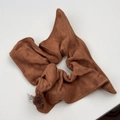 Detailansicht eines braunen Stoff-Scrunchies mit handgemachtem Etikett und weichem Pompon - Kaffee Plüsch Quadratischer Haargummi