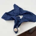 Detail eines dunkelblauen Samt-Scrunchies mit Handmade-Etikett und Plüschball - Blauer Plüsch Quadratischer Haargummi