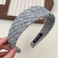 Détail du serre-tête tricoté gris avec texture en tweed vintage et étiquette faite main - Serre-tête Gris