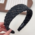 Détail d'un bandeau en maille grise montrant l'étiquette faite main et la texture - Serre-tête Noir