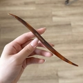 Dettaglio del fermaglio per capelli tartarugato fatto a mano con scritte dorate - Marrone Caffè