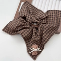 Dettaglio di un elastico per capelli a scacchi marroni con orsetto di peluche e fiocco - Elastico con Foulard a Quadri Caffè